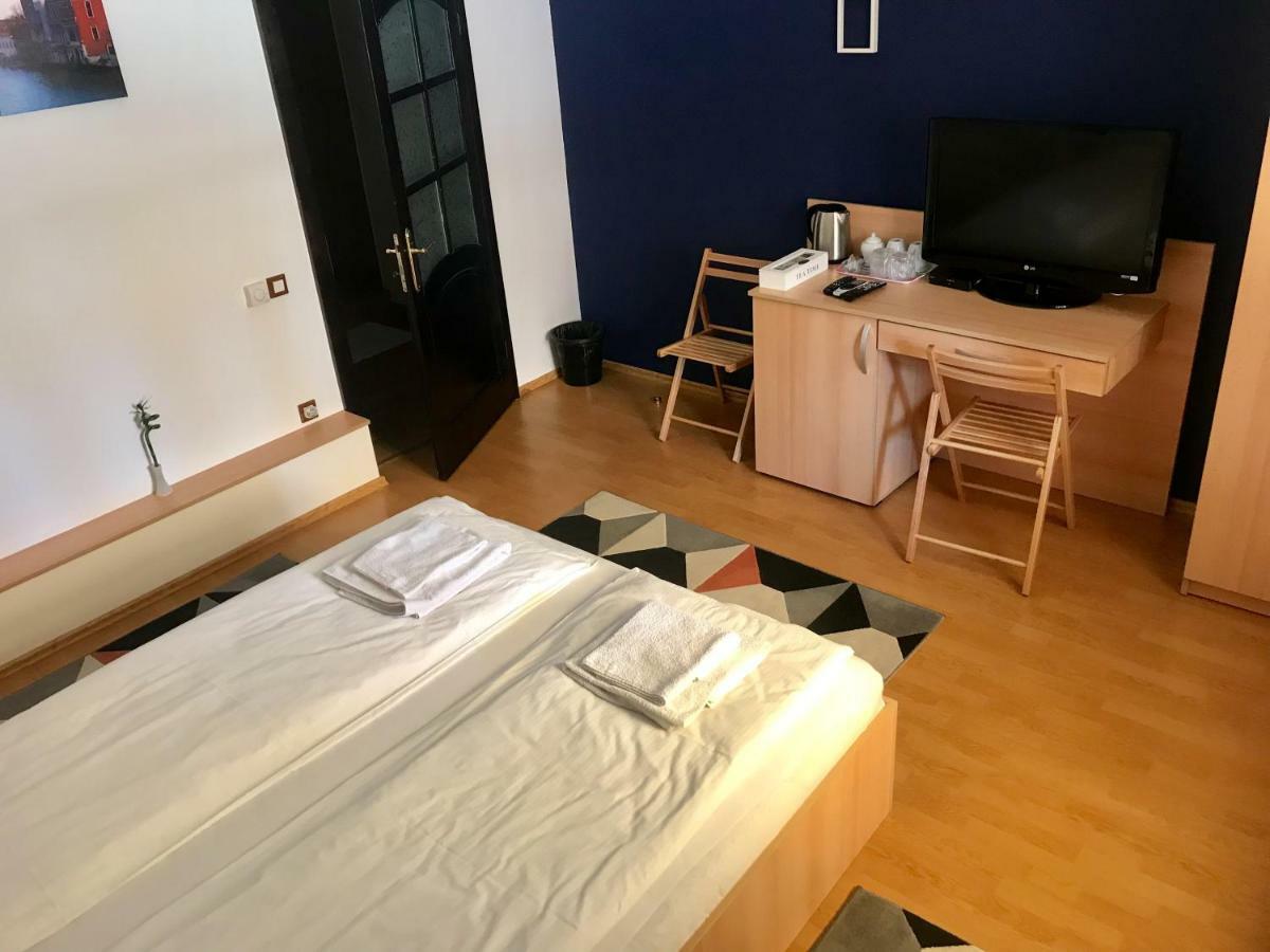 Cristi'S Rooms - Pensiune Oradea Exterior photo