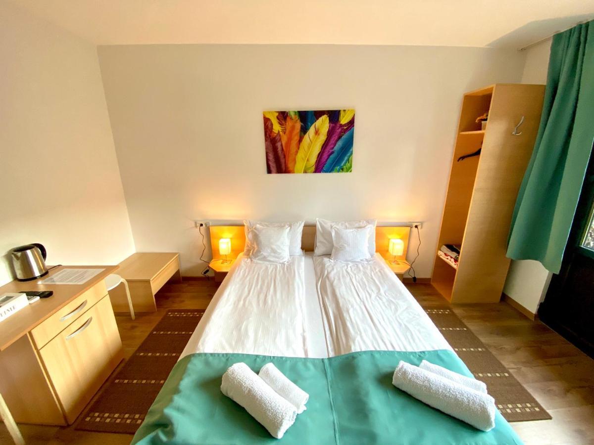 Cristi'S Rooms - Pensiune Oradea Exterior photo