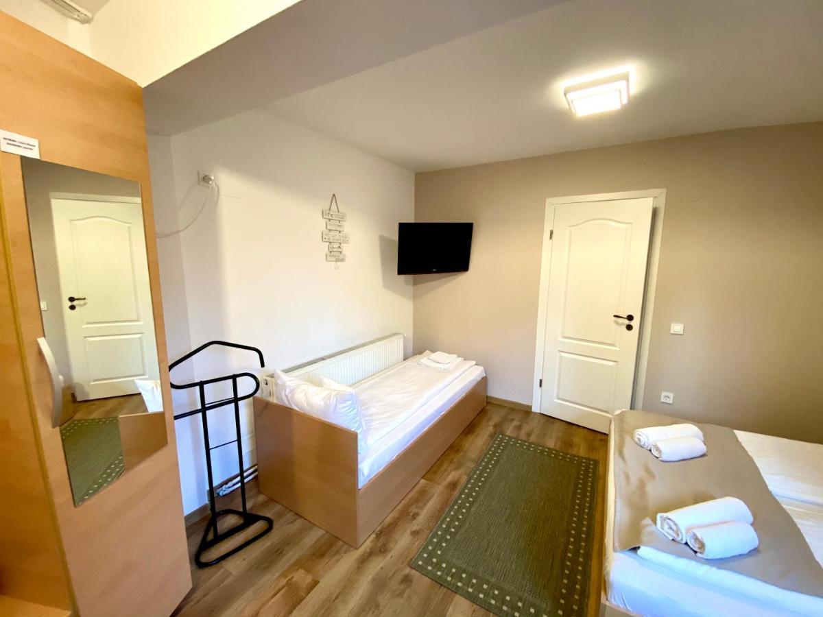 Cristi'S Rooms - Pensiune Oradea Exterior photo