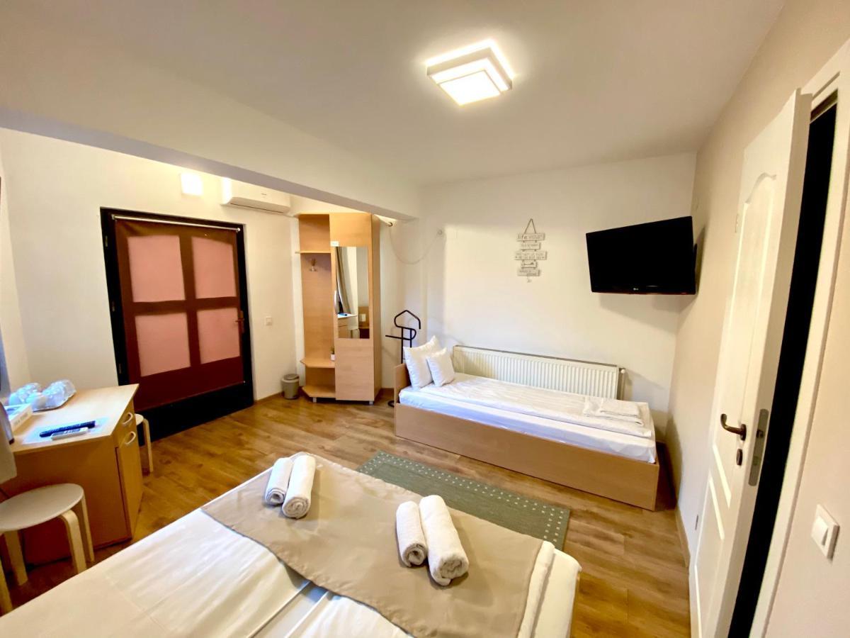 Cristi'S Rooms - Pensiune Oradea Exterior photo